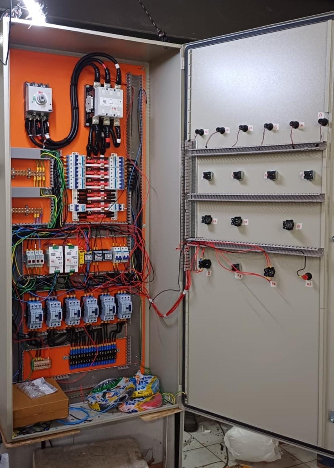 Montagem de painel elétrico